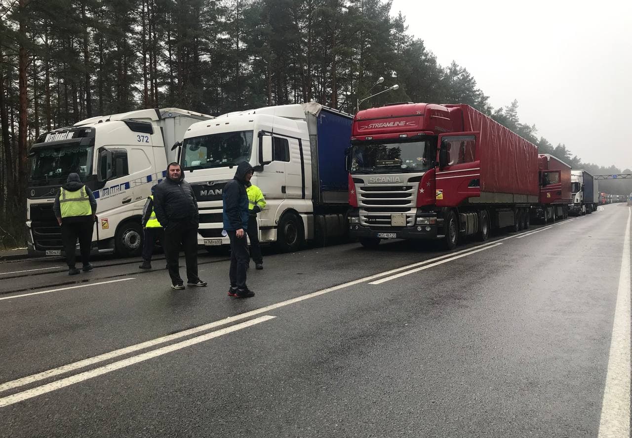 Очередь на границе с литвой привалка. Дальнобойщик на пограничной. Очереди на границах сухогрузы.