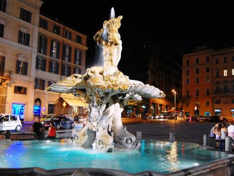 В Риме люди начали мыться в фонтанах из-за роста цен на водоснабжение
