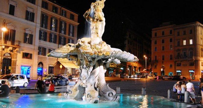 В Риме люди начали мыться в фонтанах из-за роста цен на водоснабжение