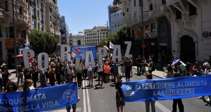 В Мадриде тысячи людей вышли на акцию протеста против саммита НАТО