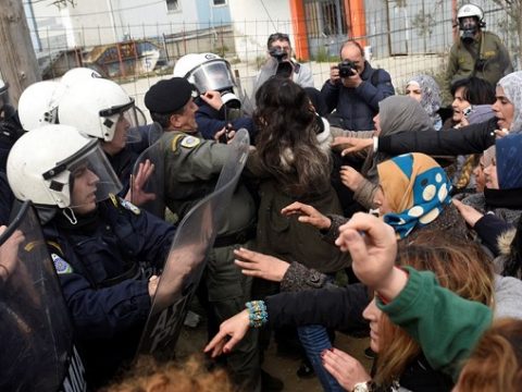 Около Афин в лагере беженцев вспыхнули столкновения между полицией, мигрантами и общественными активистами