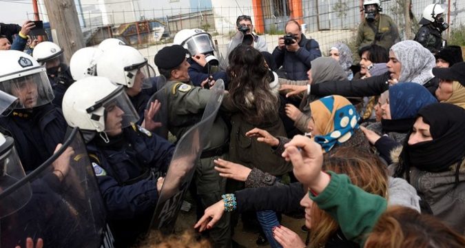 Около Афин в лагере беженцев вспыхнули столкновения между полицией, мигрантами и общественными активистами
