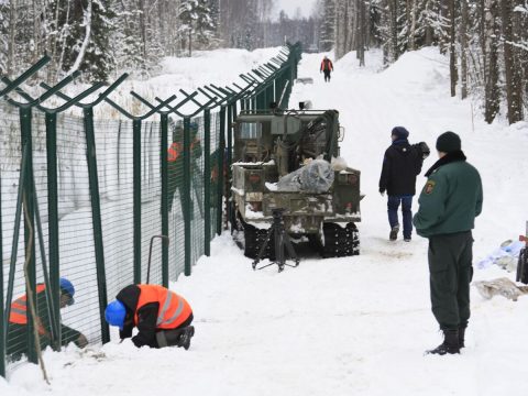 забор на границе Латвии и Беларуси