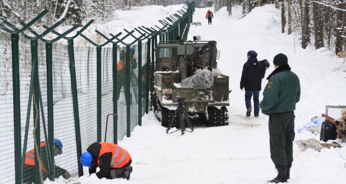 забор на границе Латвии и Беларуси