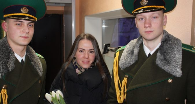 Пинские пограничники поздравили женщин с 8 марта