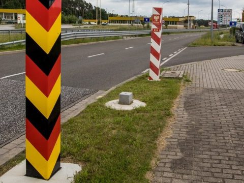 Германия восстановит контроль на границе, так как Польша не решила проблему с беженцами