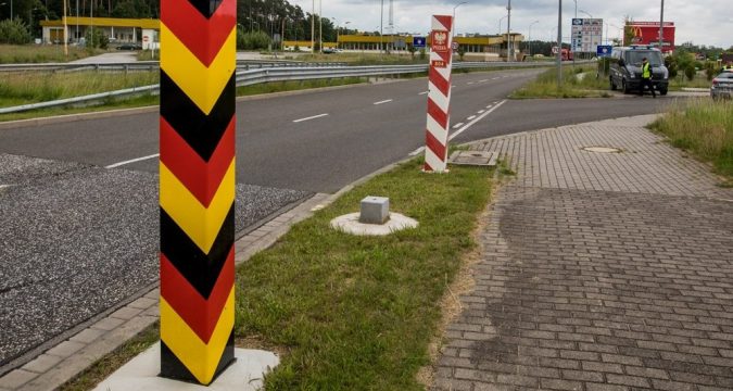 Германия восстановит контроль на границе, так как Польша не решила проблему с беженцами