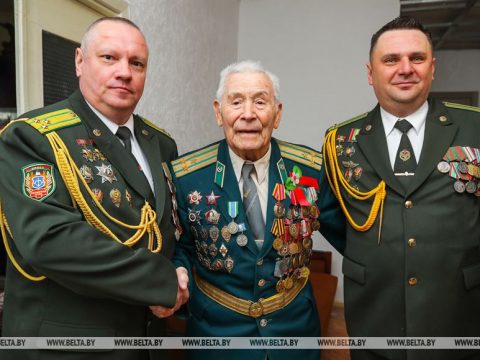 Представители Брестской Краснознаменной пограничной группы поздравили ветерана ВОВ с Днем Победы