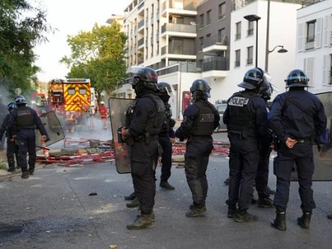 Массовые беспорядки во Франции: полицейский застрелил подростка