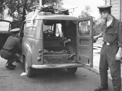 1970-е...Досмотр транспортного средства КПП "Брест"...Советско-польская граница...