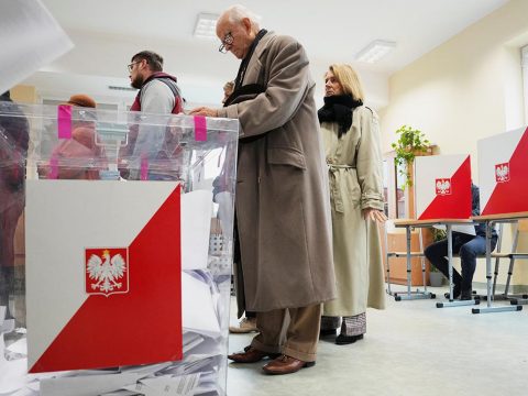 Правящая партия лидирует на выборах в Польше