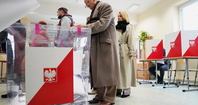 Правящая партия лидирует на выборах в Польше