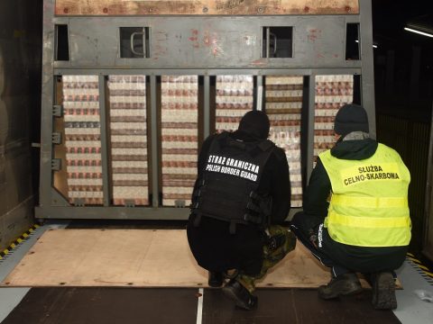 в грузовом поезде прибывшем из Беларуси в Тересполе было обнаружено 2640 пачек сигарет