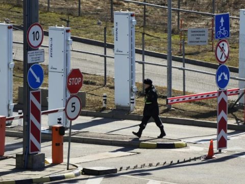 Финляндия закрывает КПП на границе с Россией