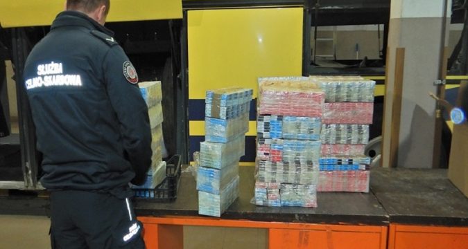 В ПП "Тересполь" в автобусе обнаружено 3200 пачек сигарет
