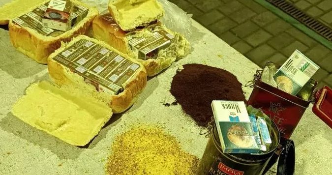 Белорус пытался ввезти в Литву сигареты в хлебе и банках из-под кофе