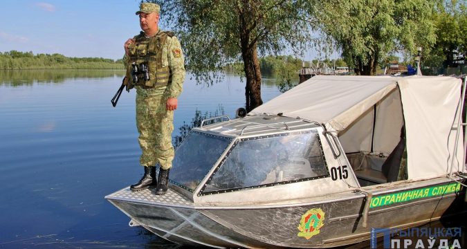 Старший мичман погранзаставы «Наровля» Василий Козлов...