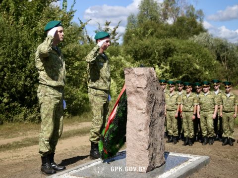 В Комарине открыли памятник погибшим пограничникам