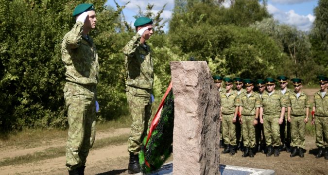 В Комарине открыли памятник погибшим пограничникам