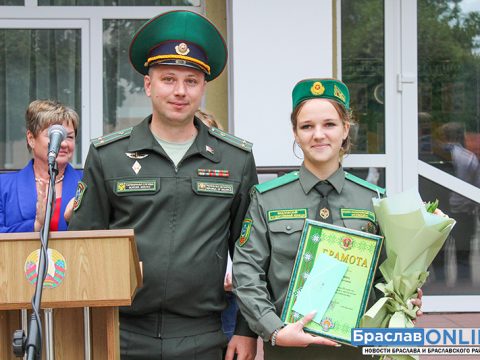 За помощь в поимке нарушителя видзовчанка Дарья Сапрыкина получила грамоту от органов пограничных служб