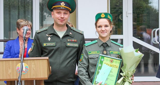 За помощь в поимке нарушителя видзовчанка Дарья Сапрыкина получила грамоту от органов пограничных служб