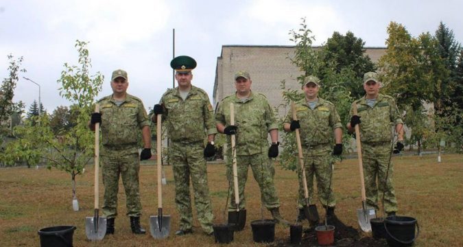 В рамках акции, которая проходит с 10 по 17 сентября, командование Брестской пограничной группы высадило яблони