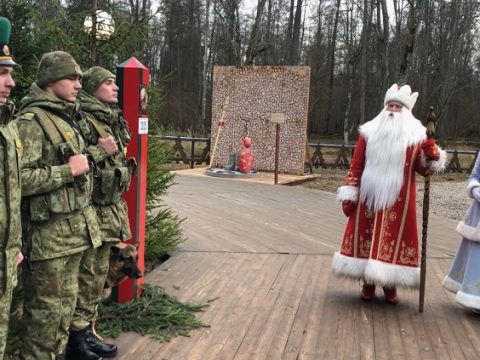 Дед Мороз приказал пограничникам пропустить Новый год с Востока на Запад