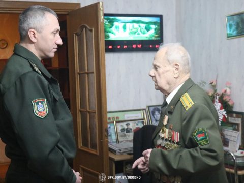 26 декабря начальник Гродненской пограничной группы Александр Давидюк в рамках благотворительной акции «От всей души» посетил подполковника в отставке Ивана Александровича Невзорова.