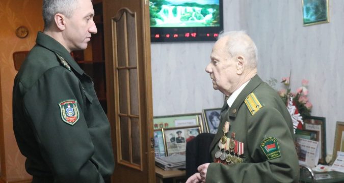 26 декабря начальник Гродненской пограничной группы Александр Давидюк в рамках благотворительной акции «От всей души» посетил подполковника в отставке Ивана Александровича Невзорова.