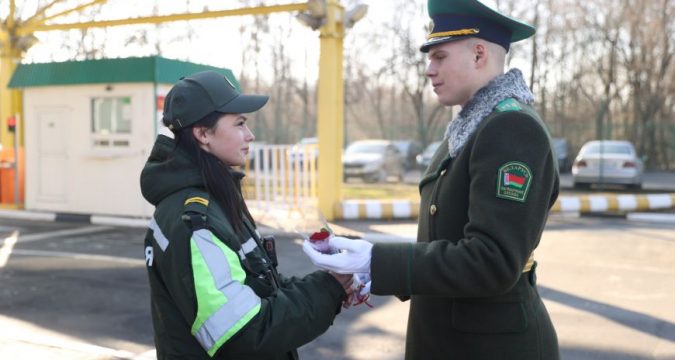 С цветами и оркестром поздравили с 8 Марта брестские пограничники женщин, въезжающих в Беларусь