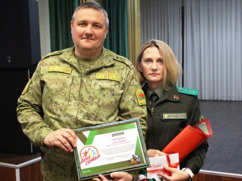 В Пинском пограничном отряде отметили серебряную свадьбу семьи Талако