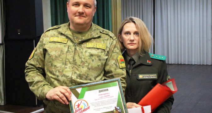 В Пинском пограничном отряде отметили серебряную свадьбу семьи Талако