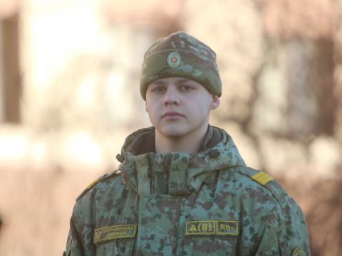 Умеет слышать тишину. Музыкальный слух помогает сержанту Бутакову в охране рубежей