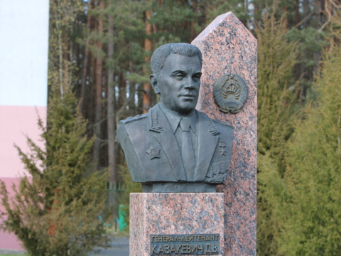 Героя Советского Союза генерал-лейтенанта Даниила Васильевича Казакевича.