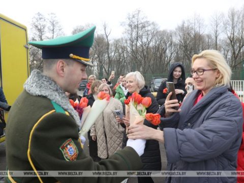 В Бресте въезжающих в Беларусь женщин поздравили пограничники