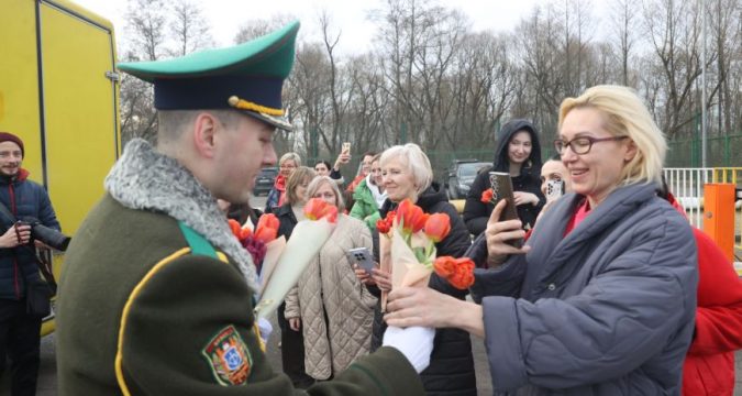 В Бресте въезжающих в Беларусь женщин поздравили пограничники