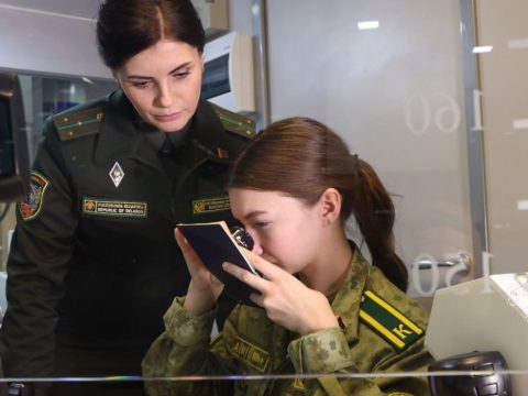 Представительницы прекрасного пола — старший контролер отряда пограничного контроля "Минск" Ольга Хилько и курсантка Института погранслужбы Юлия Караваева.