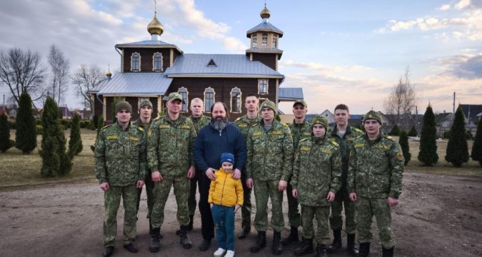 В канун Светлой Пасхи слушатели Института пограничной службы навели порядок у храма в Вороново