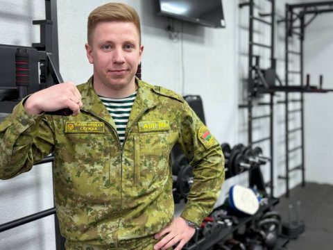 Начальник физической подготовки и спорта капитан Валентин Клышейко