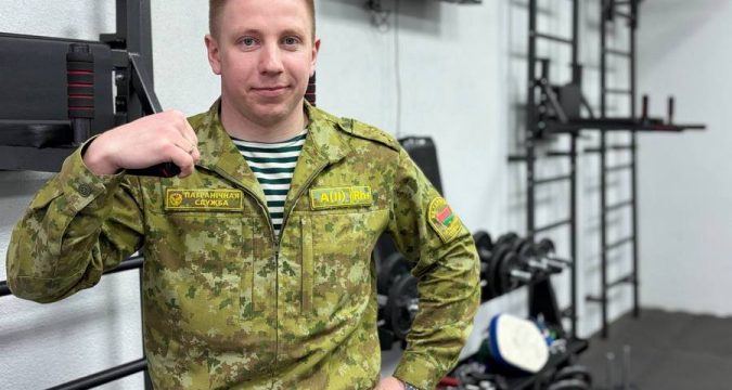 Начальник физической подготовки и спорта капитан Валентин Клышейко