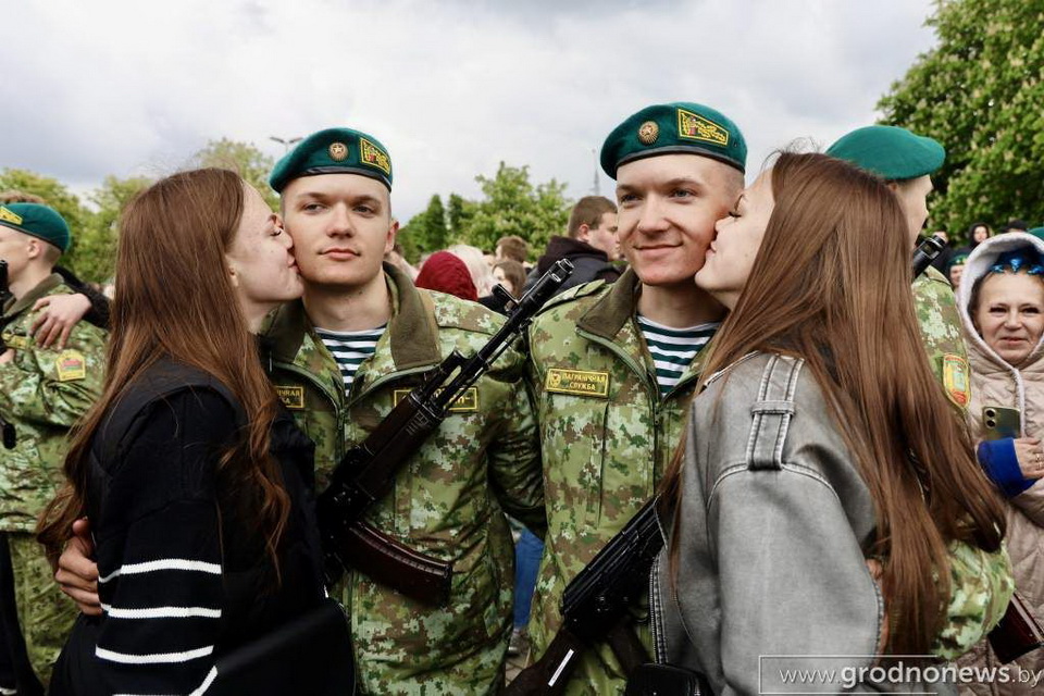 в Берестовицком районе служат Андрей и Александр Михайловы, а также Виталий и Евгений Генюши – две уникальные пары братьев-близнецов.