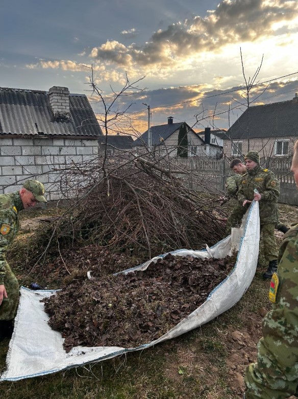 В канун Светлой Пасхи слушатели Института пограничной службы навели порядок у храма в Вороново
