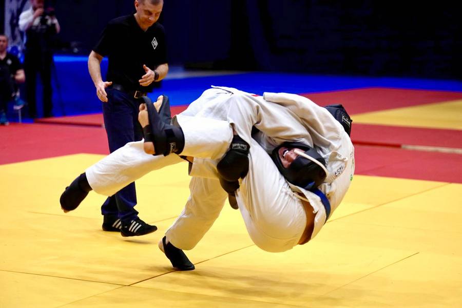 Начальник физической подготовки и спорта капитан Валентин Клышейко