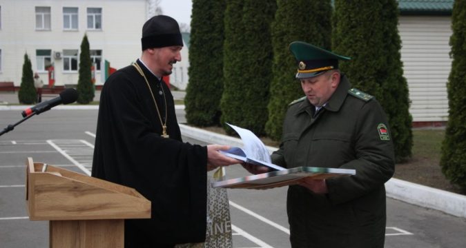 В Пинском пограничном отряде состоялся ритуал прощания с Боевым знаменем