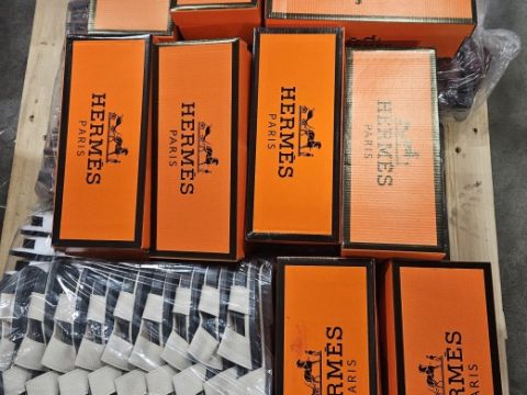 В Балтии задержан груз липовых «Armani», «Hermes», «Lacoste»: фейки поступили ... из Швейцарии