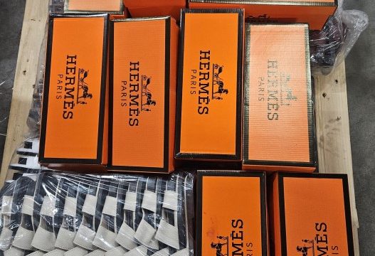 В Балтии задержан груз липовых «Armani», «Hermes», «Lacoste»: фейки поступили ... из Швейцарии