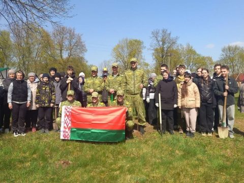Пограничники сделали парк «Нижне-Теребежовский» зеленее