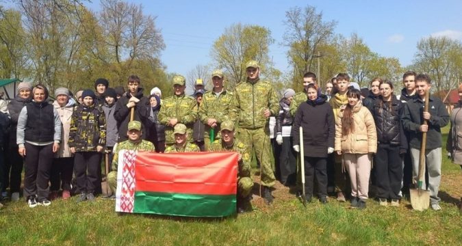Пограничники сделали парк «Нижне-Теребежовский» зеленее