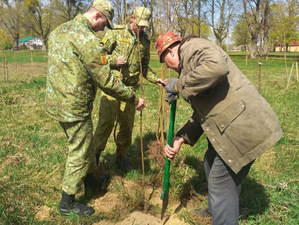 Пограничники сделали парк «Нижне-Теребежовский» зеленее