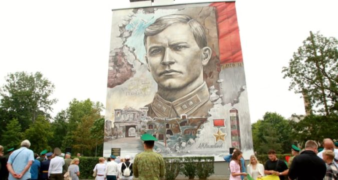В Бресте открыли мурал в честь Героя Советского Союза Андрея Кижеватова
